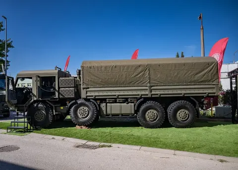 Tatra показала армійську вантажівку Force 8х8 з новою кабіною на шість осіб