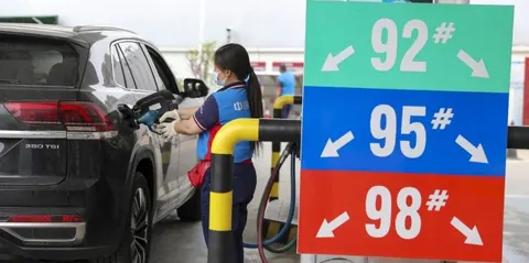 У Китаї продажі авто з ДВЗ за рік упали на 40%: що це означає